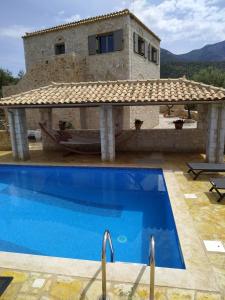 een villa met een zwembad voor een huis bij Villa Antares in Riglia