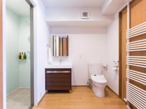 uma casa de banho com um WC, um lavatório e um chuveiro em Kita Kitsune Chalet em Niseko