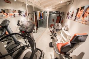 The fitness centre and/or fitness facilities at Victoria Hotel Letterario