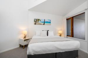 Кровать или кровати в номере Lennox Holiday Apartments