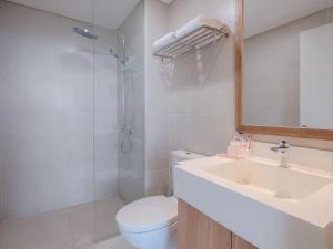 Ein Badezimmer in der Unterkunft Fika Rooms Tangerang By Skandinavia