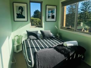 Rúm í herbergi á Sow and Piglets Guesthouse