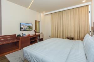 Postel nebo postele na pokoji v ubytování Muscat Gate Hotel