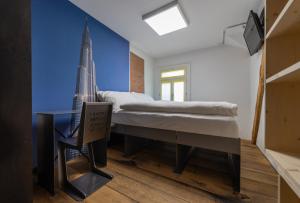 Tempat tidur dalam kamar di Hotel16 by Messe & Stadion Suisse in Minuten & Late Check-in