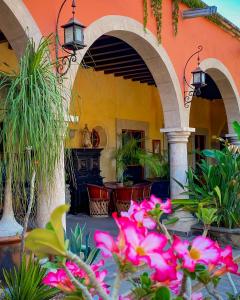a courtyard of a house with pink flowers at Hacienda de los Santos in Álamos