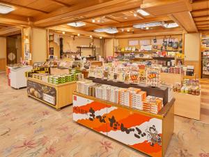 un negozio di alimentari con una sezione di prodotti del negozio di Yukai Resort Terunoyu a Maniwa