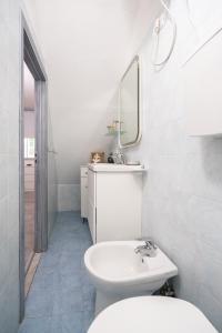 A bathroom at LE NOTTI GEMELLE