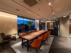 una sala de conferencias con una mesa larga y sillas en Kobe Plaza Hotel, en Kobe