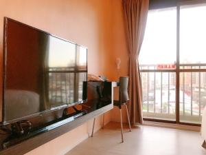 uma sala de estar com uma grande televisão de ecrã plano em Walker Hotel - Chenggong em Taipei