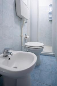 A bathroom at LE NOTTI GEMELLE