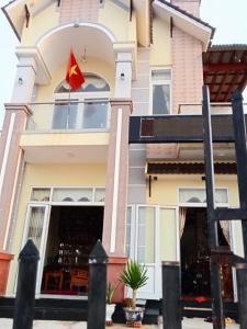 una casa con una bandera delante de ella en Nhà nghỉ Bá Thành - Lý Sơn, en Quảng Ngãi