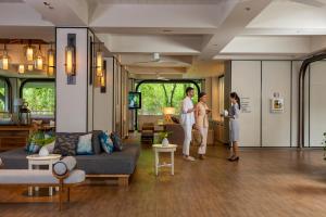 un groupe de personnes debout dans un salon dans l'établissement Melia Koh Samui, à Choeng Mon Beach