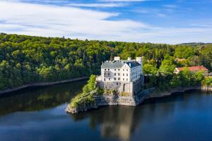 un castillo en una isla en medio de un río en Panorama Orlík, en Klučenice