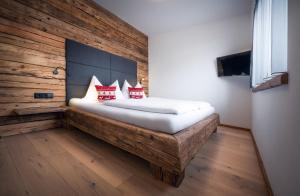 um quarto com uma cama com almofadas vermelhas em Appartement AROSA by Schladming-Appartements em Schladming