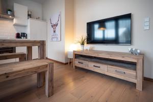 uma sala de estar com uma televisão de ecrã plano na parede em Appartement AROSA by Schladming-Appartements em Schladming