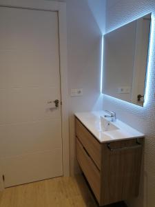 A bathroom at Apartamento Costa II con Parking exterior comunitario y parking privado en el centro