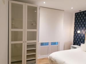 A bed or beds in a room at Apartamento Costa II con Parking exterior comunitario y parking privado en el centro