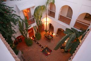 una vista aérea de una sala de estar con plantas en Riad O2, en Marrakech
