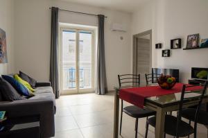 a living room with a table and a couch at Chez moi in Siracusa