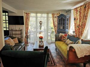 un soggiorno con divano e tavolo di HR Cottage am Honigbach a Coesfeld