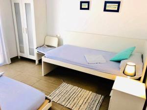 een kleine slaapkamer met een bed en een stoel bij casa jaramar in Sanlúcar de Barrameda