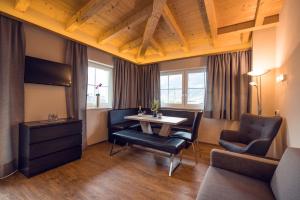 Pokój ze stołem, krzesłami i kanapą w obiekcie Chalet Arena w mieście Zell am Ziller