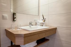 Koupelna v ubytování DIE BARBARA Appartements & Zimmer + 37 fotografií