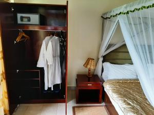 เตียงในห้องที่ AA Lodge Amboseli