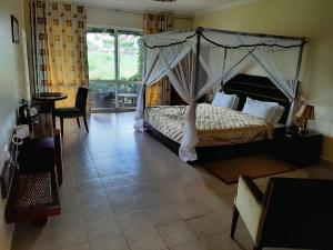 AA Lodge Amboseli في أمبوسيلي: غرفة نوم بسرير مع مظلة