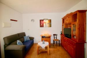 ein Wohnzimmer mit einem Sofa und einem Tisch in der Unterkunft Oasis Parc 45 in Denia