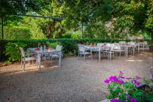 a group of tables and chairs in a garden at Au Coeur de Meaulne in Meaulne