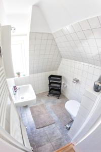 een badkamer met een wastafel en een toilet bij Fewo Stadtbucht in Eutin