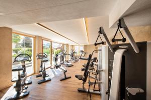 Hotel Tirol Fiss 4Sterne Superior的健身中心和/或健身设施