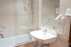 A bathroom at Hotel Santuari Balaguer