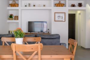 een woonkamer met een houten tafel met bloemen erop bij Casa Grumete, moderno y actual in Playa Honda