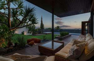 ein Wohnzimmer mit einem Sofa und einem Tisch in der Unterkunft Luxury and Harmony House in Playa Blanca