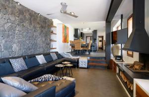 Χώρος καθιστικού στο Luxury and Harmony House
