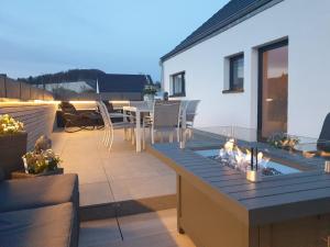 - un toit-terrasse avec une table et un foyer extérieur dans l'établissement Le rêve Ardennais, à Malmedy