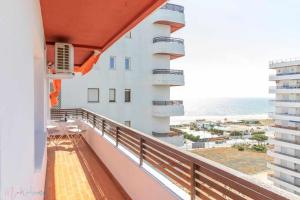balkon z widokiem na ocean w obiekcie Apartamento nuevo junto a la playa , vistas al mar w mieście Punta Umbría