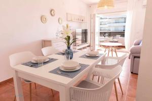 A seating area at Apartamento nuevo junto a la playa , vistas al mar