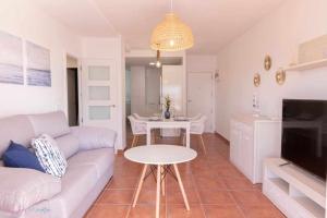A seating area at Apartamento nuevo junto a la playa , vistas al mar