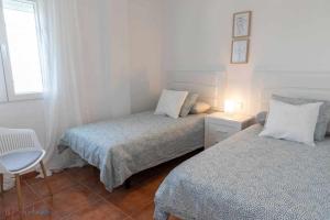 A bed or beds in a room at Apartamento nuevo junto a la playa , vistas al mar