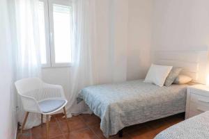 A bed or beds in a room at Apartamento nuevo junto a la playa , vistas al mar