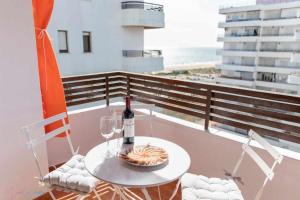 A balcony or terrace at Apartamento nuevo junto a la playa , vistas al mar