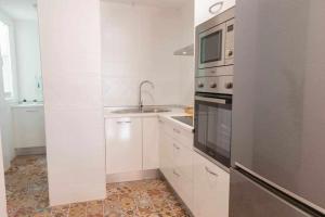 A kitchen or kitchenette at Apartamento nuevo junto a la playa , vistas al mar