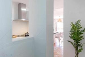 A kitchen or kitchenette at Apartamento nuevo junto a la playa , vistas al mar