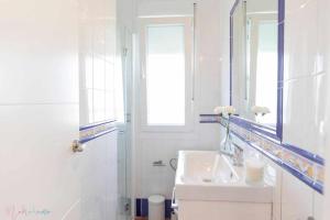 A bathroom at Apartamento nuevo junto a la playa , vistas al mar