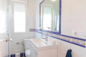 łazienka z umywalką, lustrem i toaletą w obiekcie Apartamento nuevo junto a la playa , vistas al mar w mieście Punta Umbría +25 zdjęć