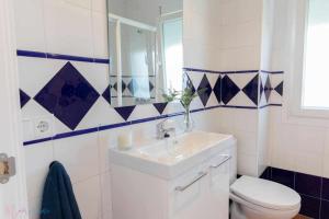 A bathroom at Apartamento nuevo junto a la playa , vistas al mar
