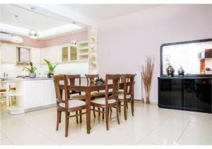 una cucina e una sala da pranzo con tavolo e sedie di Andronikis House a Pithárion